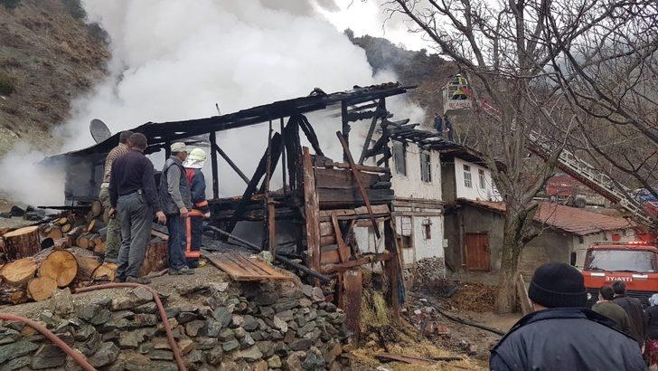 Kastamonu’da iki ahşap ev ve bir samanlık yandı G2