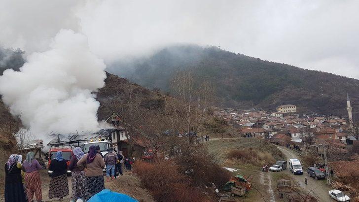 Kastamonu’da iki ahşap ev ve bir samanlık yandı G4
