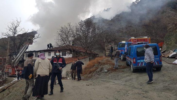 Kastamonu’da iki ahşap ev ve bir samanlık yandı G5