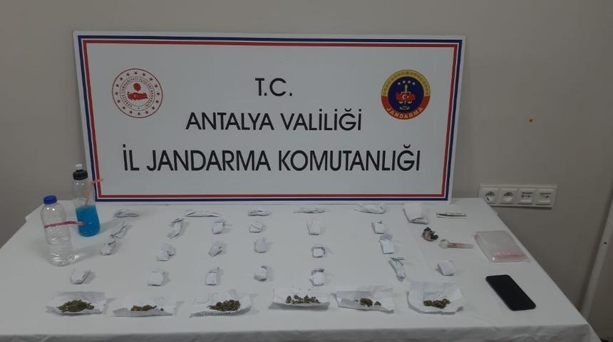 Uyuşturucular yatağın altından &ccedil;ıktı