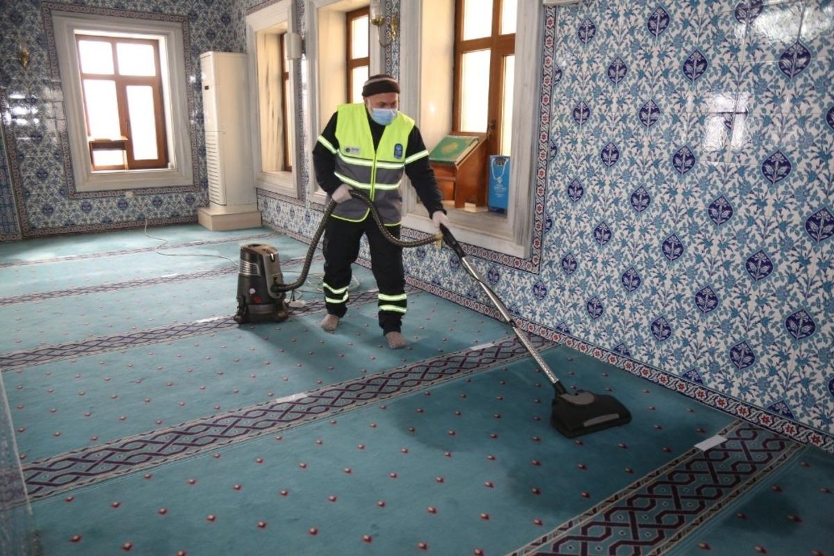 Ey&uuml;psultan&rsquo;da camilerin bakım ve temizliği s&uuml;r&uuml;yor