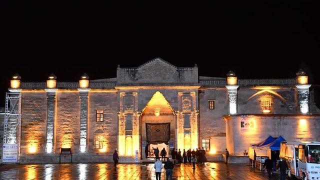 Tarihi Ulu Cami ışıklandırma çalışmaları ile ihtişamlı bir görünüm kazanıyor