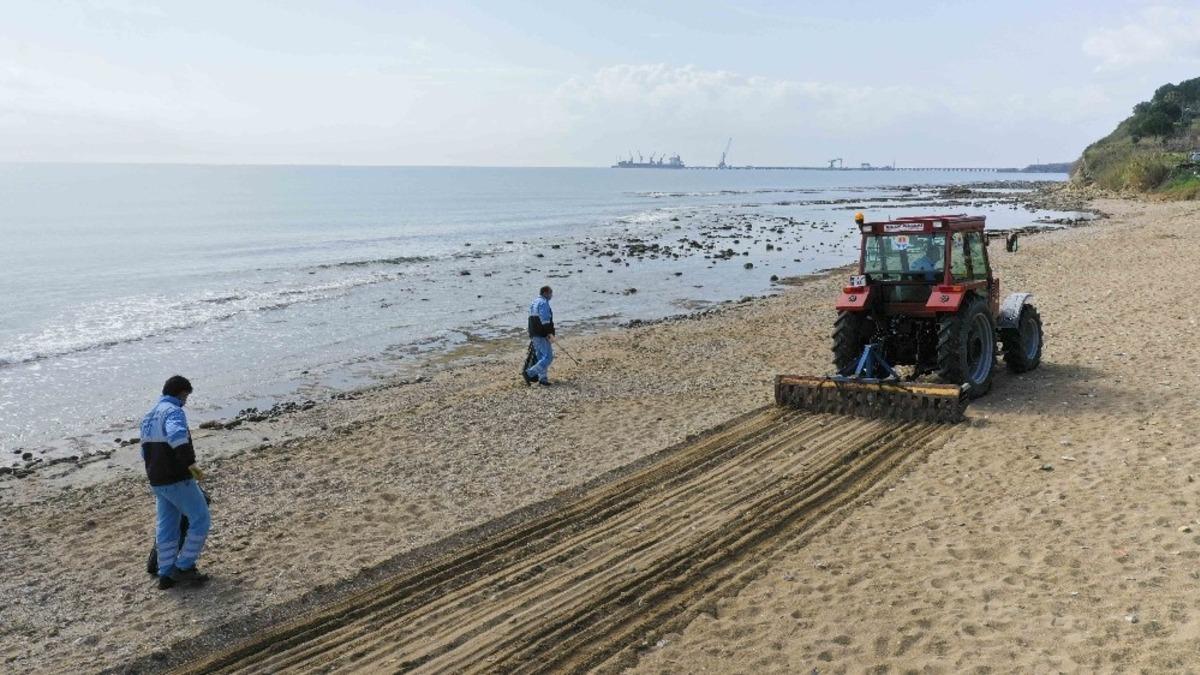 Yumurtalık, G&ouml;lovası ve Zeytinbeli sahilleri temizleniyor
