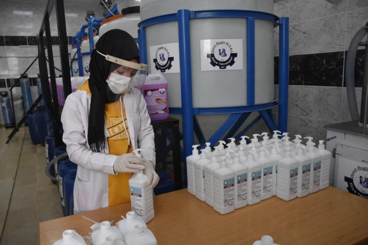 Bitlis&rsquo;teki meslek lisesinden 1 milyon 700 bin lira dezenfektan cirosu