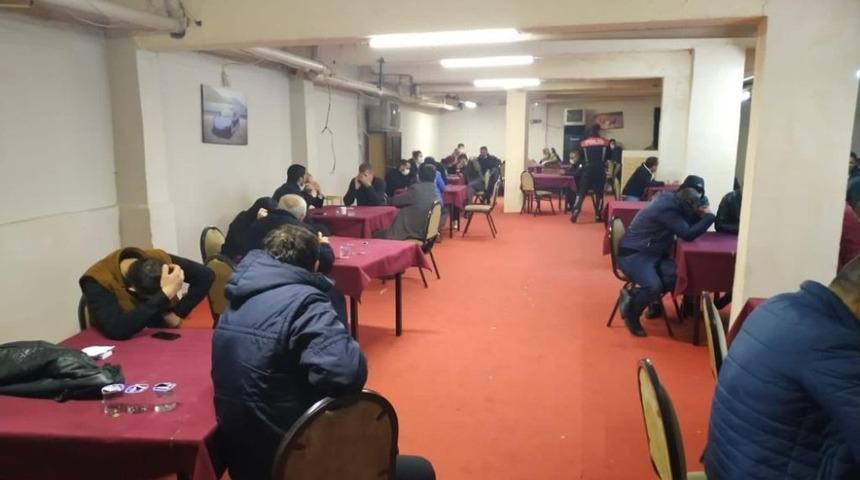 M&uuml;h&uuml;rl&uuml; dernek binasında kumar oynayan 38 kişiye 119 bin 700 TL ceza