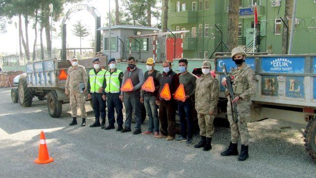 Jandarmadan traktör römorklarına reflektör