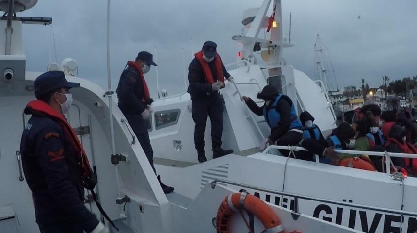 Botları batarken Sahil G&uuml;venlik kurtardı