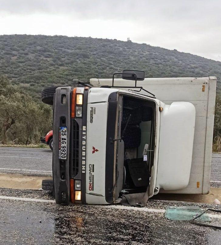 Milas’ta kontrolden çıkan kamyon yola devrildi G4