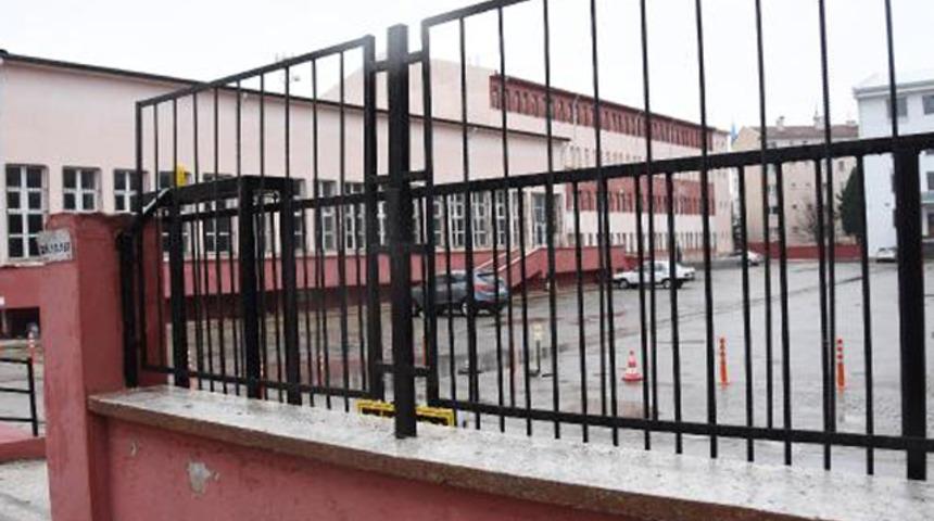 Öğretmen koronavirüse yakalandı, öğrenciler karantinaya alındı