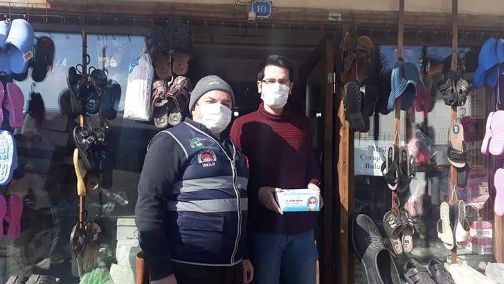 İskilip’de vatandaşlara ücretsiz maske dağıtıldı G3