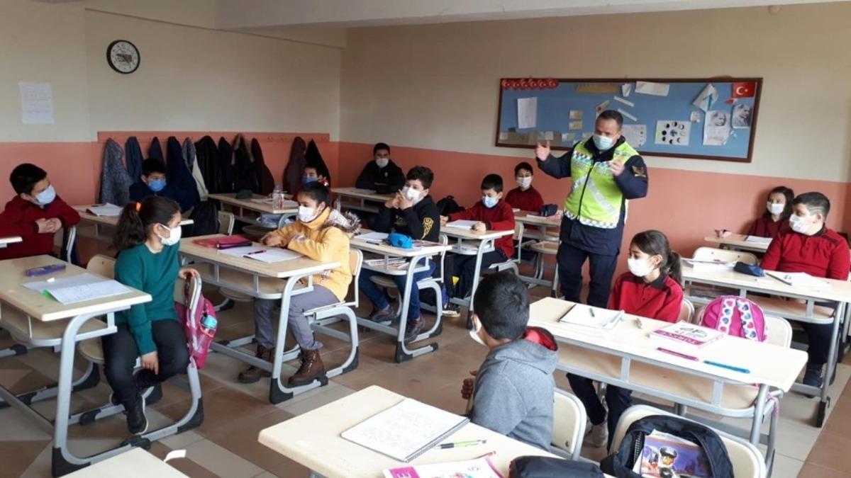 Jandarma ekipleri &ouml;ğrencileri bilgilendirdi