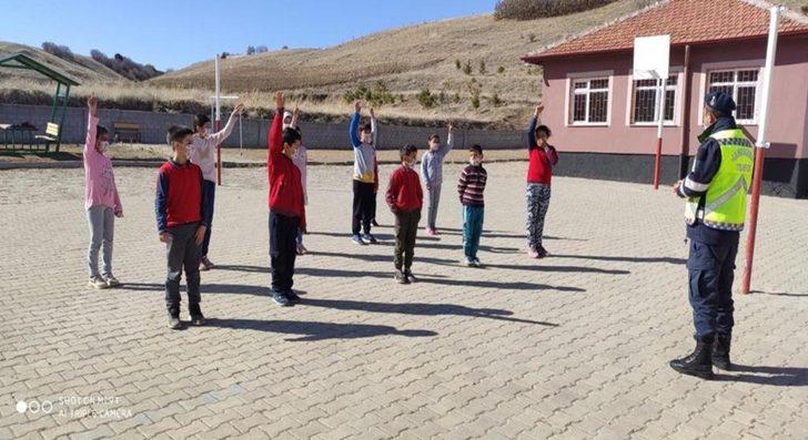 Jandarma ekipleri öğrencileri bilgilendirdi G3