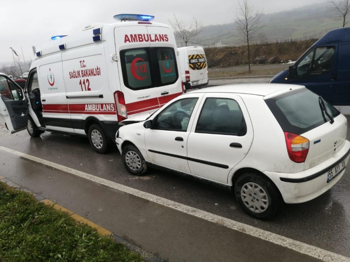 Samsun&rsquo;da 1&rsquo;i ambulans 5 aracın karıştığı zincirleme kaza: 3 kişi yaralandı