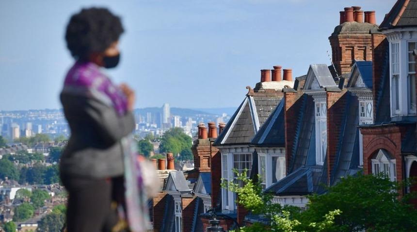 Londra'da eylem hazırlığındaki kadınlar polise tepkili: 'Sokakların g&uuml;venli olmamasının sorumlusu erkekler'