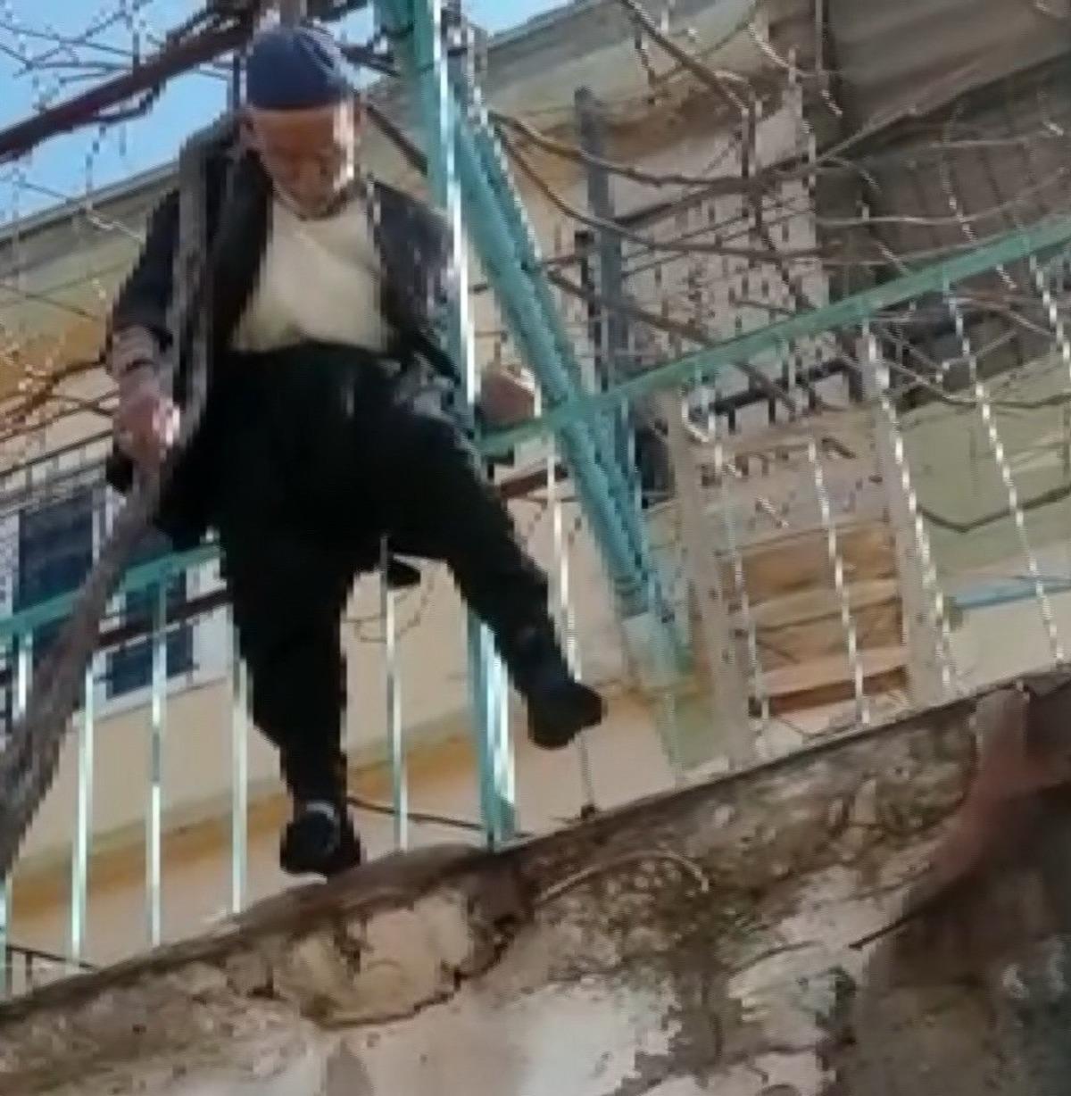 Yaşlı adam &ccedil;ıktığı ağa&ccedil;ta asılı kaldı