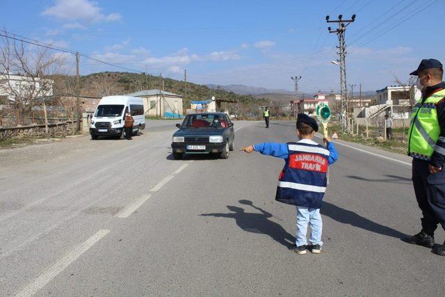 Trafik timi çocuklar iş başında