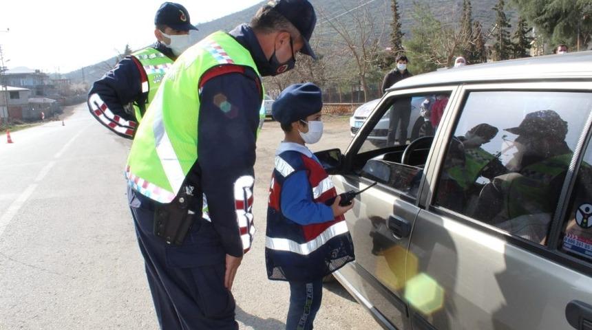 Trafik timi çocuklar iş başında