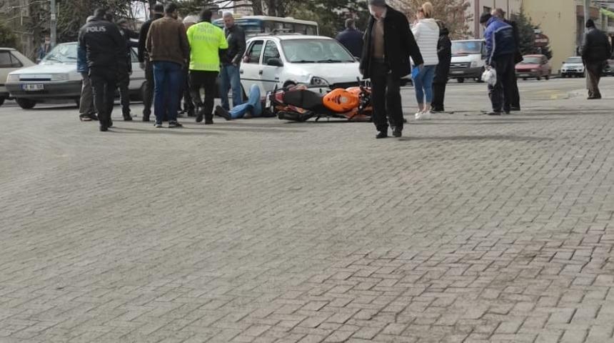 Aracın çarptığı motosiklet sürücüsü yaralandı