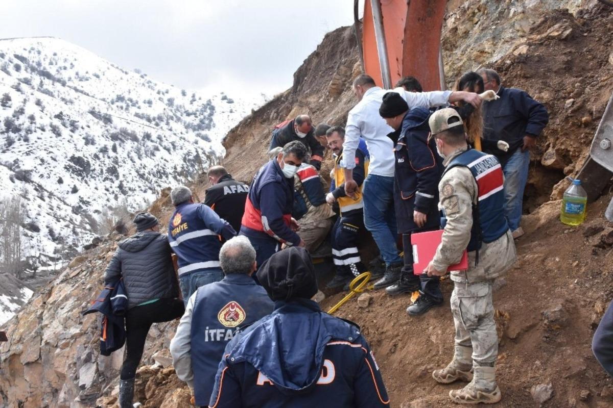 G&ouml;&ccedil;&uuml;k altında kalan iş makinesi operat&ouml;r&uuml; b&ouml;yle kurtarıldı