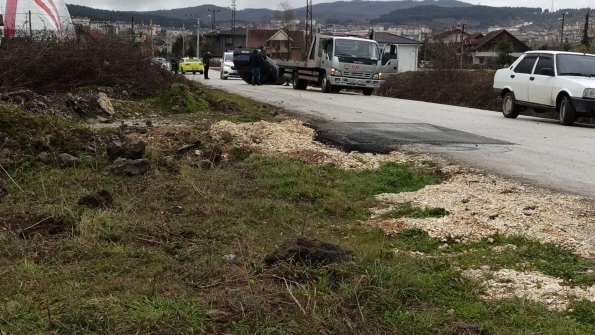 K&ouml;peğe &ccedil;arpan otomobil takla attı: 1 yaralı