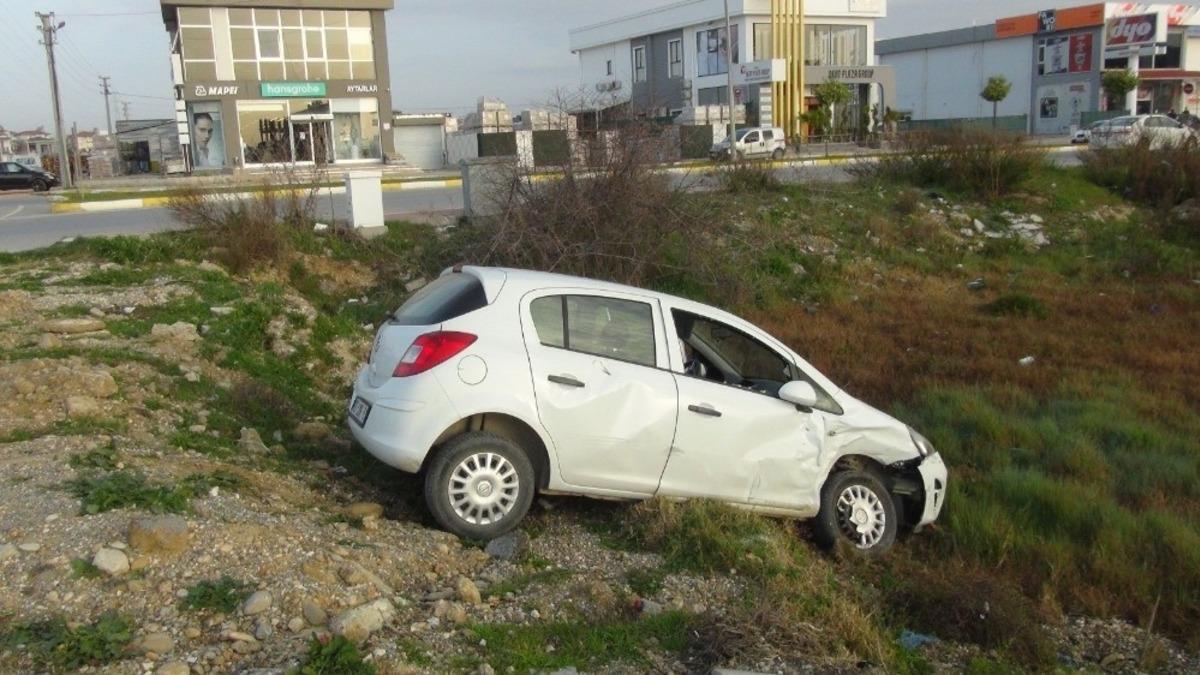 Otomobil ticari ara&ccedil;la &ccedil;arpıştı: 3 yaralı