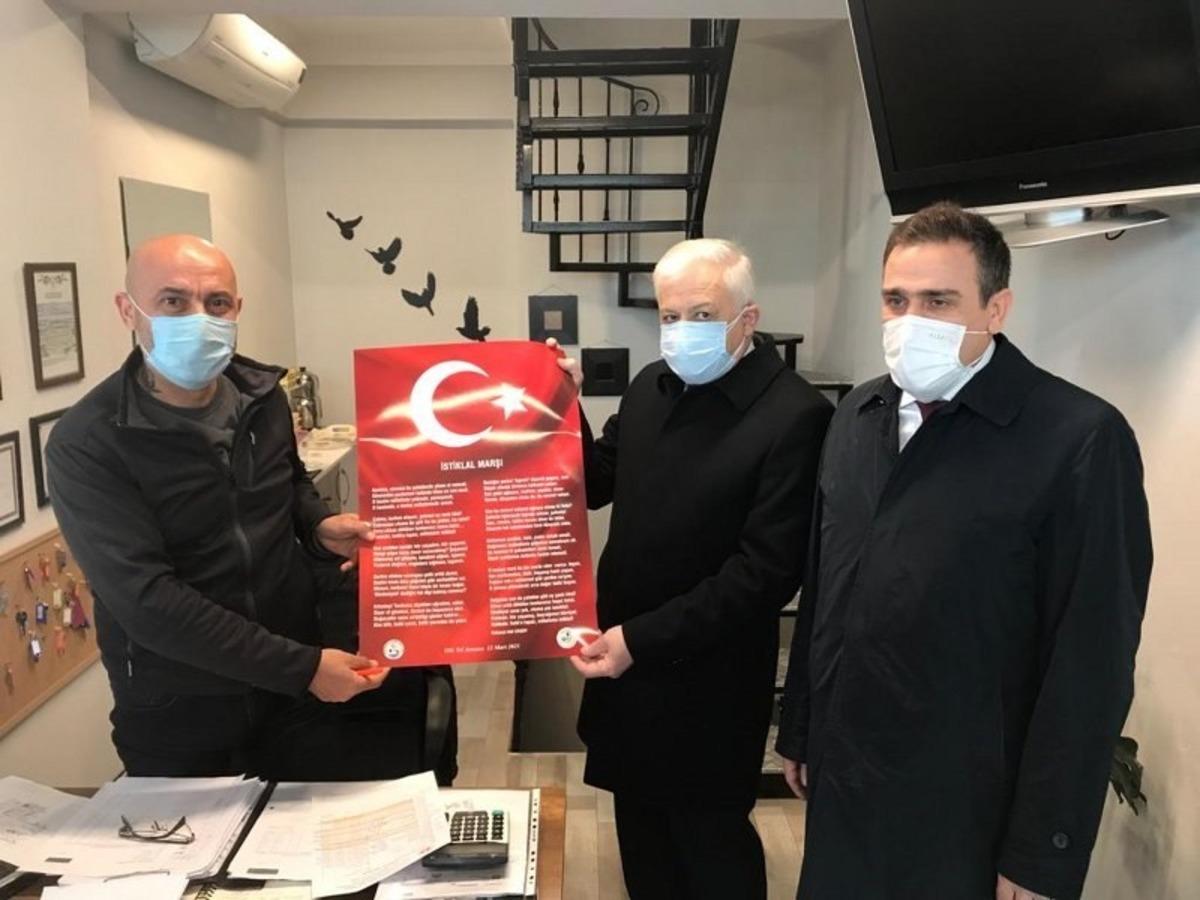Burhaniye&rsquo;de kaymakam ve belediye başkanı İstiklal Marşı tablosu dağıttı
