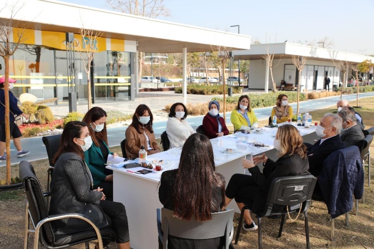 Konyaaltı Sahili&rsquo;nde STK&rsquo;lardan tespit &ccedil;alışması