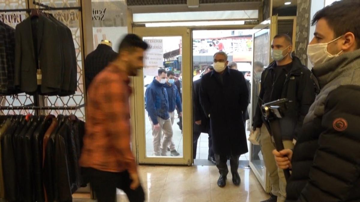 Vali, maskesiz yakaladığı gence &ouml;nce espri yaptı sonra korona vir&uuml;s&uuml;n tehlikesini anlattı