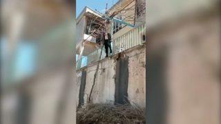 Budamak istediği asmada asılı kalan yaşlı adam komşuları tarafından kurtarıldı