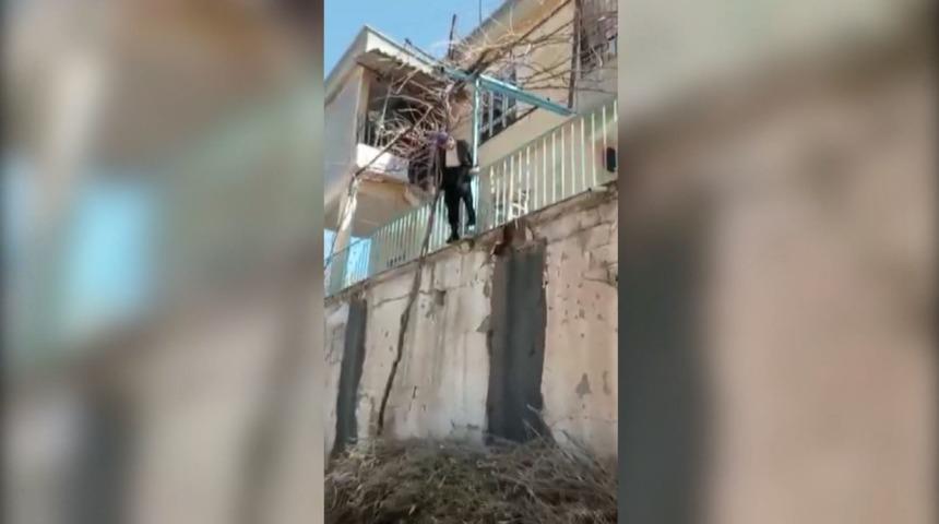 Budamak istediği asmada asılı kalan yaşlı adam komşuları tarafından kurtarıldı