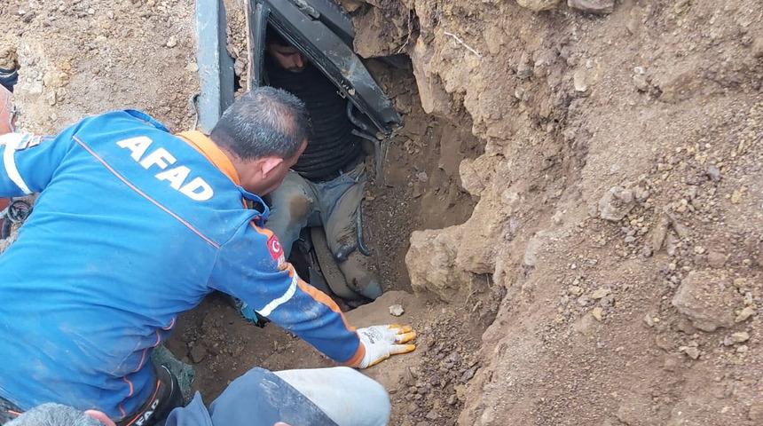 İş makinesinin üzerine toprak kaydı, operatör güçlükle kurtarıldı