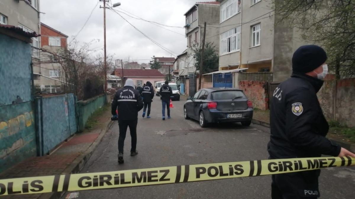 Sultanbeyli&rsquo;de biri kadın 2 kardeş sokak ortasında silahla vuruldu. Kadın olay yerinde hayatını kaybetti.