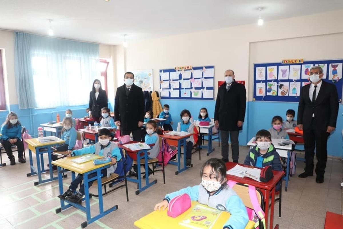 Vali &Ouml;ks&uuml;z, &ouml;ğrencilerin mutluluğuna ortak oldu