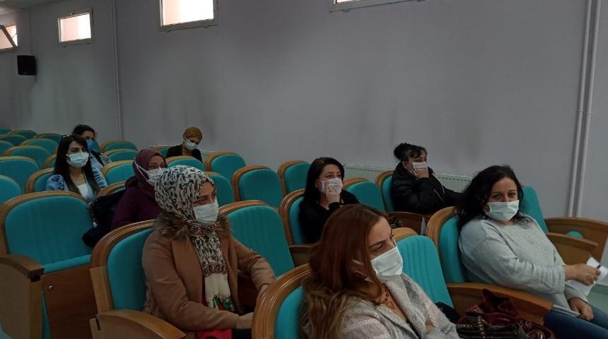 Doğumla ilgili sağlık &ccedil;alışanlarına anne s&uuml;t&uuml; ve emzirme eğitimi