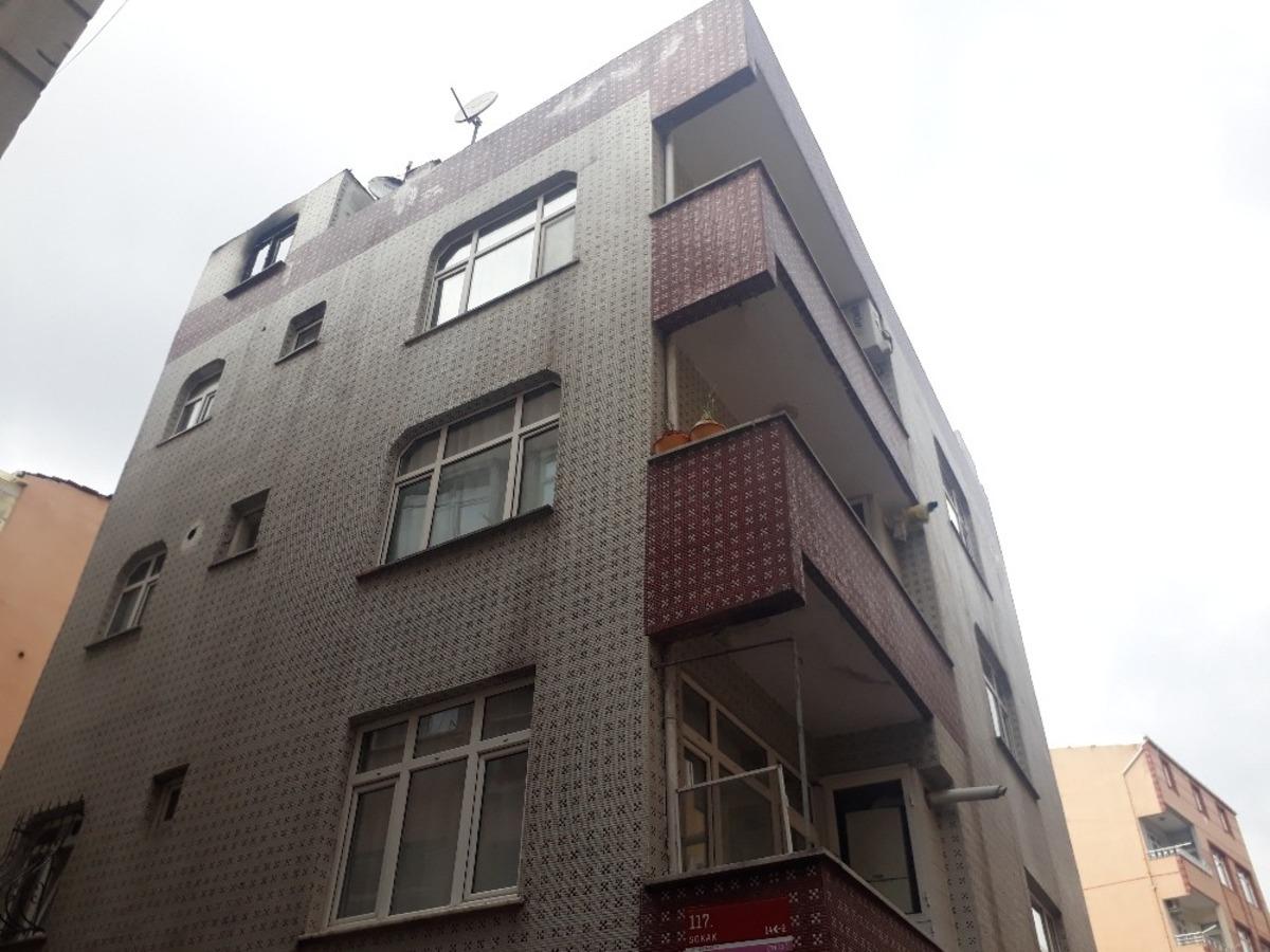 Zeytinburnu&rsquo;nda &ccedil;atı katı alev alev yandı