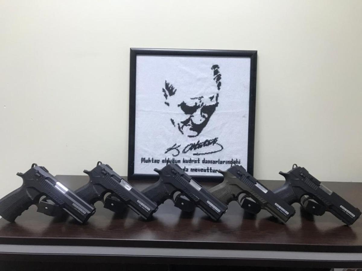 Eğirdir&rsquo;de ş&uuml;phe &uuml;zerine durdurulan ara&ccedil;tan 5 ruhsatsız tabanca &ccedil;ıktı