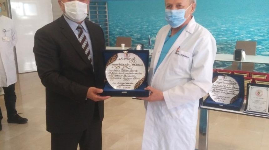 Mesleğe yıllarını veren doktorlara plaket