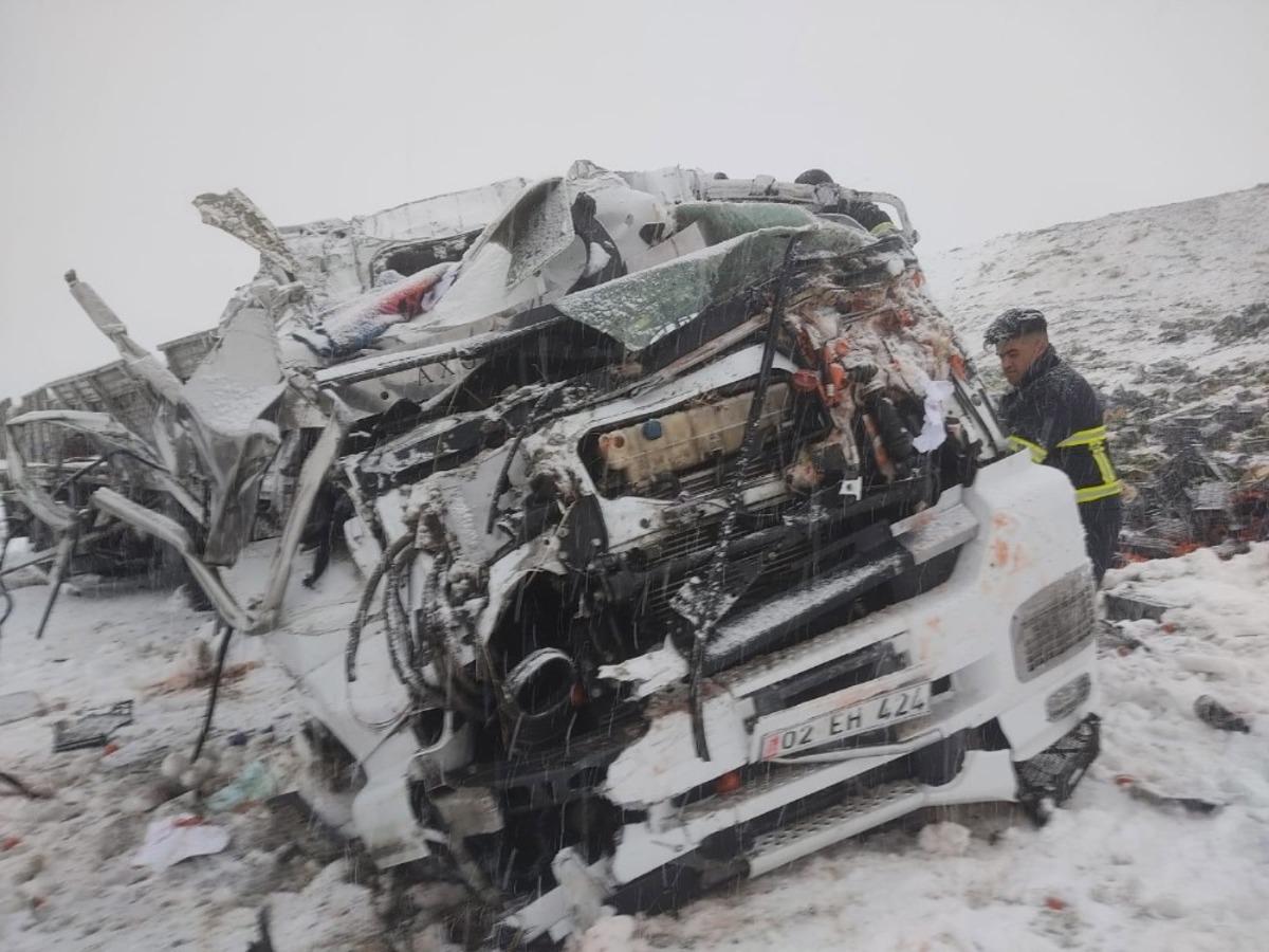 Ağrı&rsquo;da tır şarampole devrildi: 2 &ouml;l&uuml;