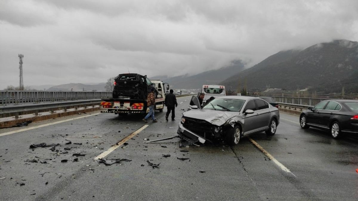 Bursa&rsquo;da yağmur nedeniyle kayganlaşan yolda kaza: 2 yaralı