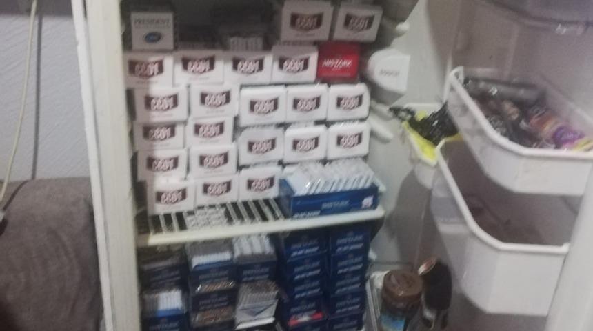 Buzdolabı içine saklanmış 12 bin sarma sigara ele geçirildi