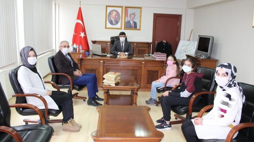 Kaymakam Şenkon, dereceye giren öğrencileri  ödüllendirdi
