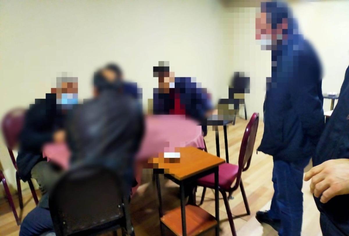 Kapalı olması gereken kıraathanede 28 kişi yakalandı
