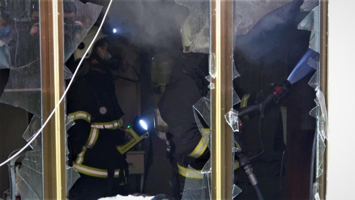 Binanın giriş katında &ccedil;ıkan yangın paniğe sebep oldu