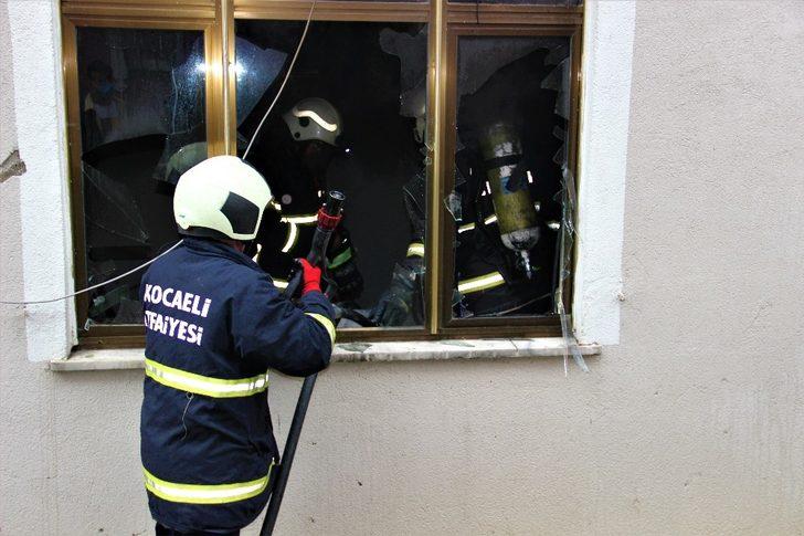 Binanın giriş katında çıkan yangın paniğe sebep oldu G2