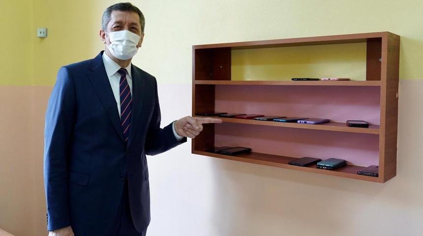 Milli Eğitim Bakanı Selçuk'tan 'cep telefonunu elinden bırakamayan yetişkinlere' çağrı
