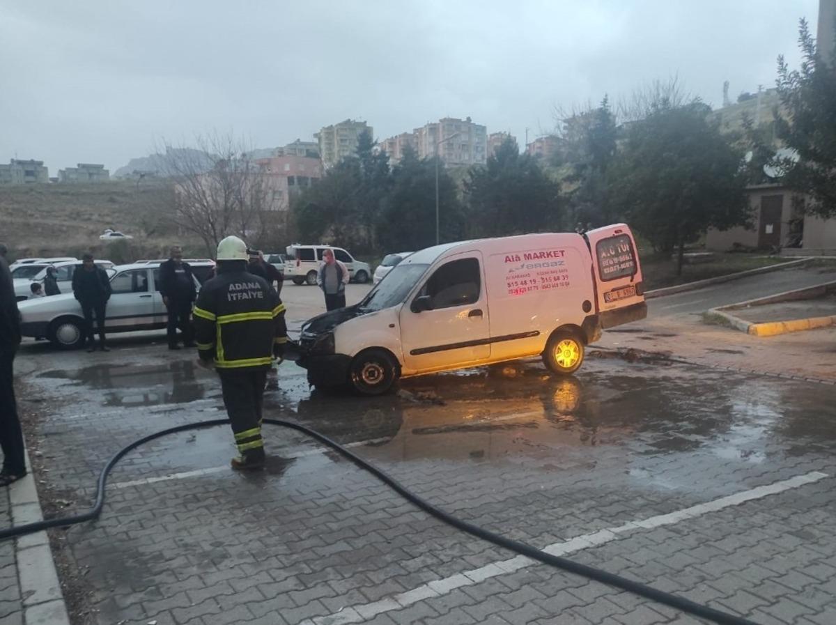 Park halinde yanan t&uuml;p aracı paniğe neden oldu