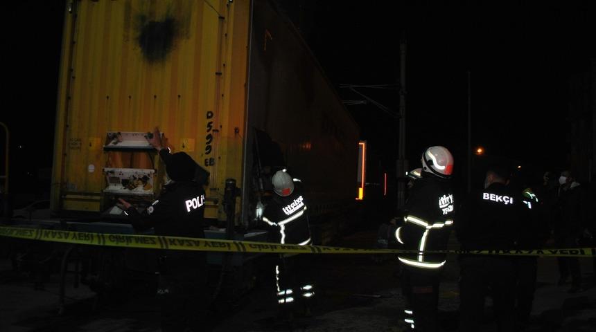 İhracat trenine kaçak binmek isteyen 2 mülteci akıma kapılarak yandı