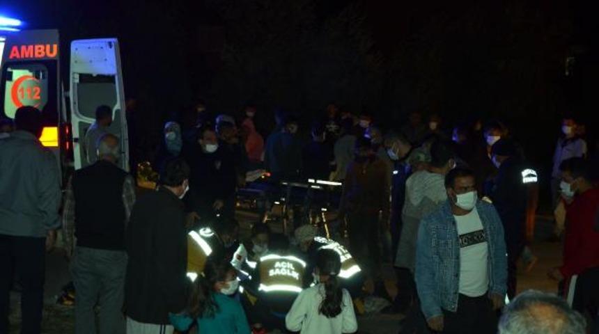 Baba - oğulun yaralandığı kaza yerinde toplanan kalabalık koronavirüsü unuttu
