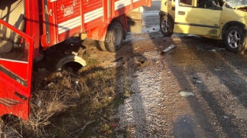 Antalya&rsquo;da trafik kazası: 1 &ouml;l&uuml; ,2 yaralı