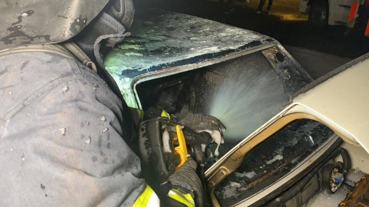 Park halindeki otomobil alev alev yandı